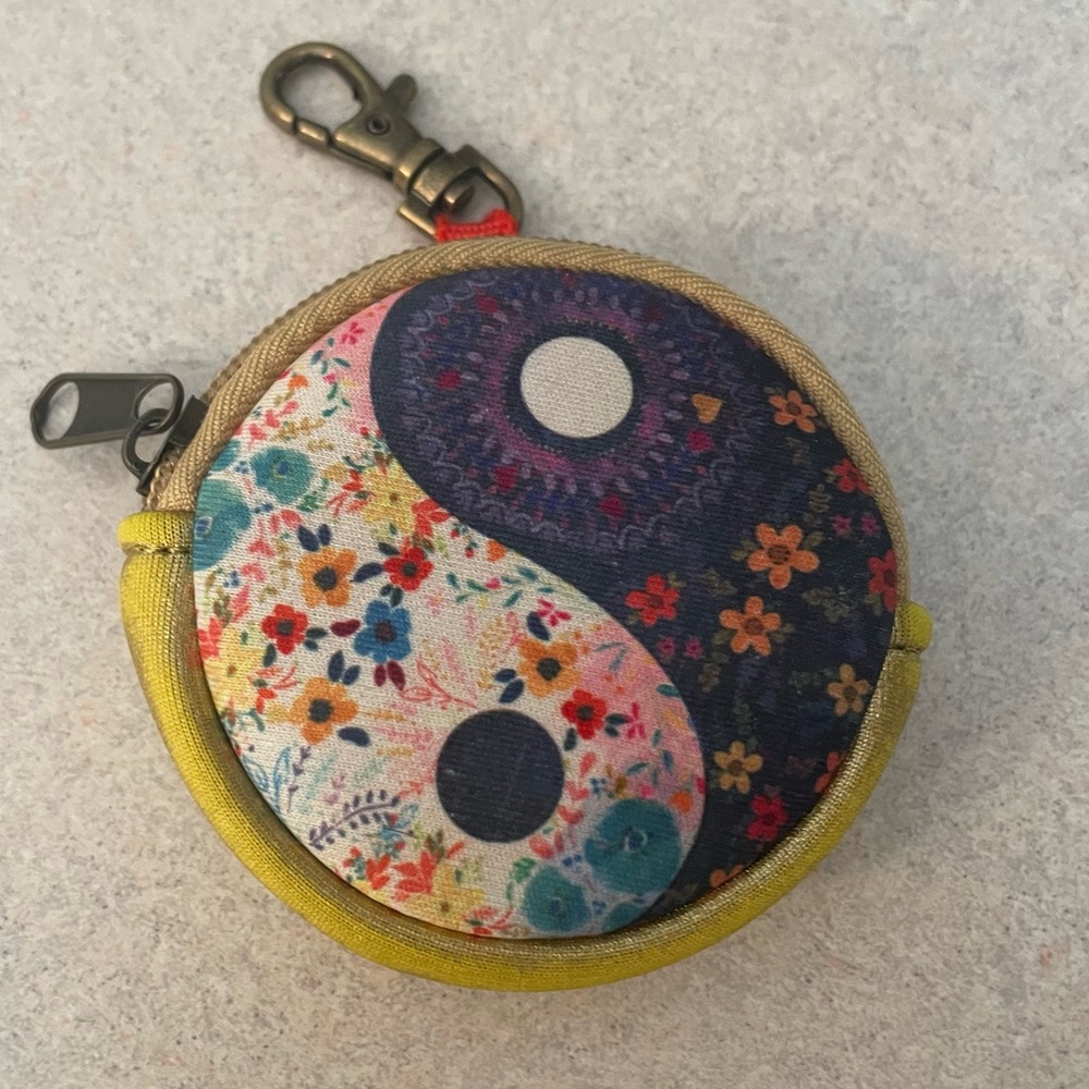 NATURAL LIFE Floral Yin Yang Key Holder in Navy, Yellow, Red - Picture 4 of 6